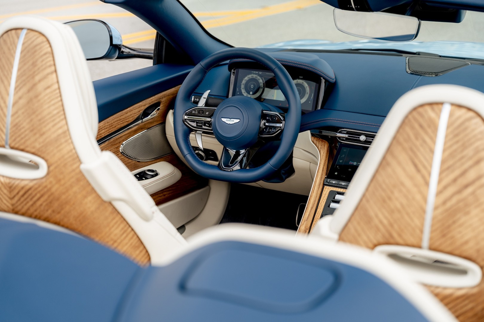 Aston Martin DB12 Volante Palm Beach – phiên bản cá nhân hóa lấp lánh sắc biển