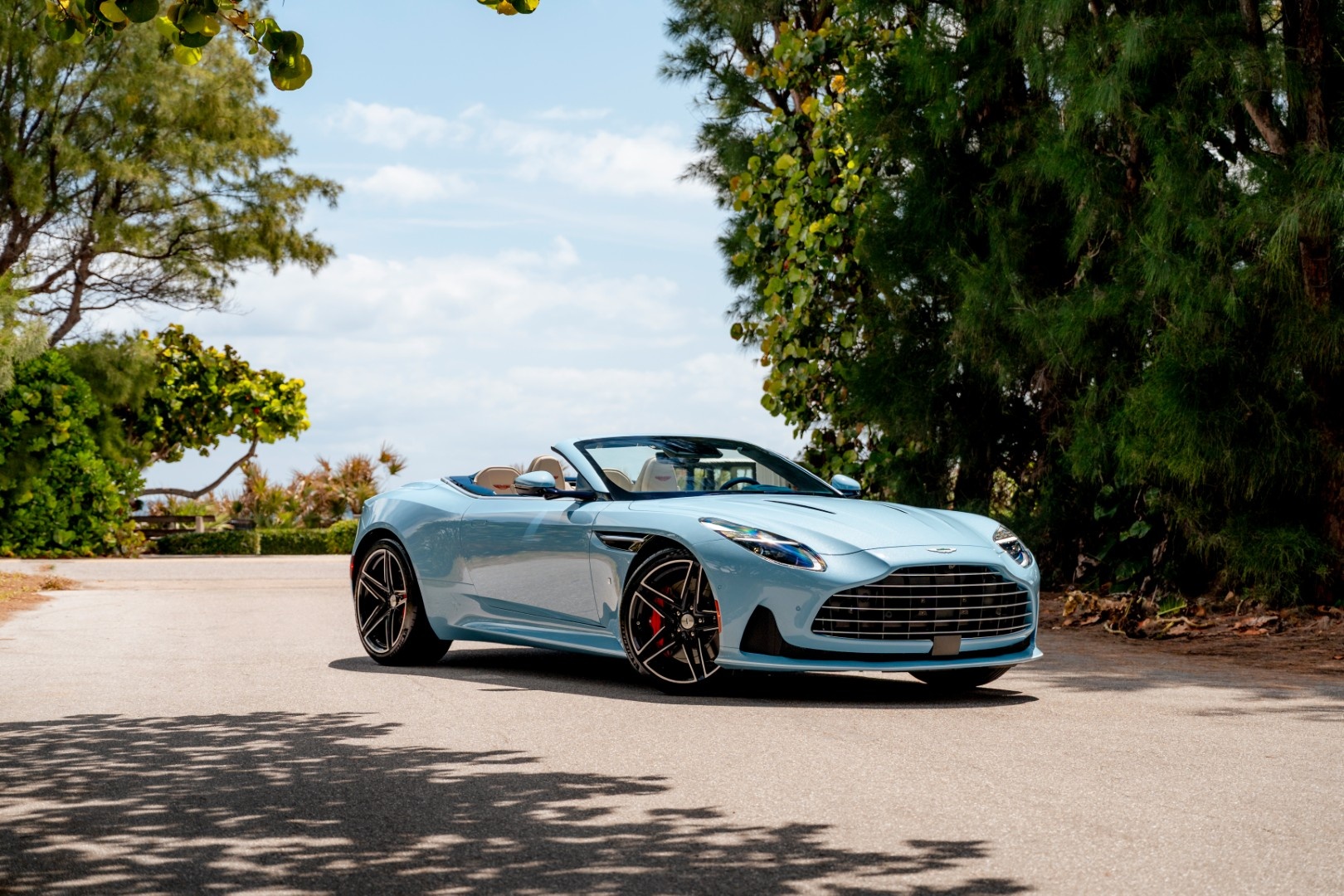 Aston Martin DB12 Volante Palm Beach – phiên bản cá nhân hóa lấp lánh sắc biển
