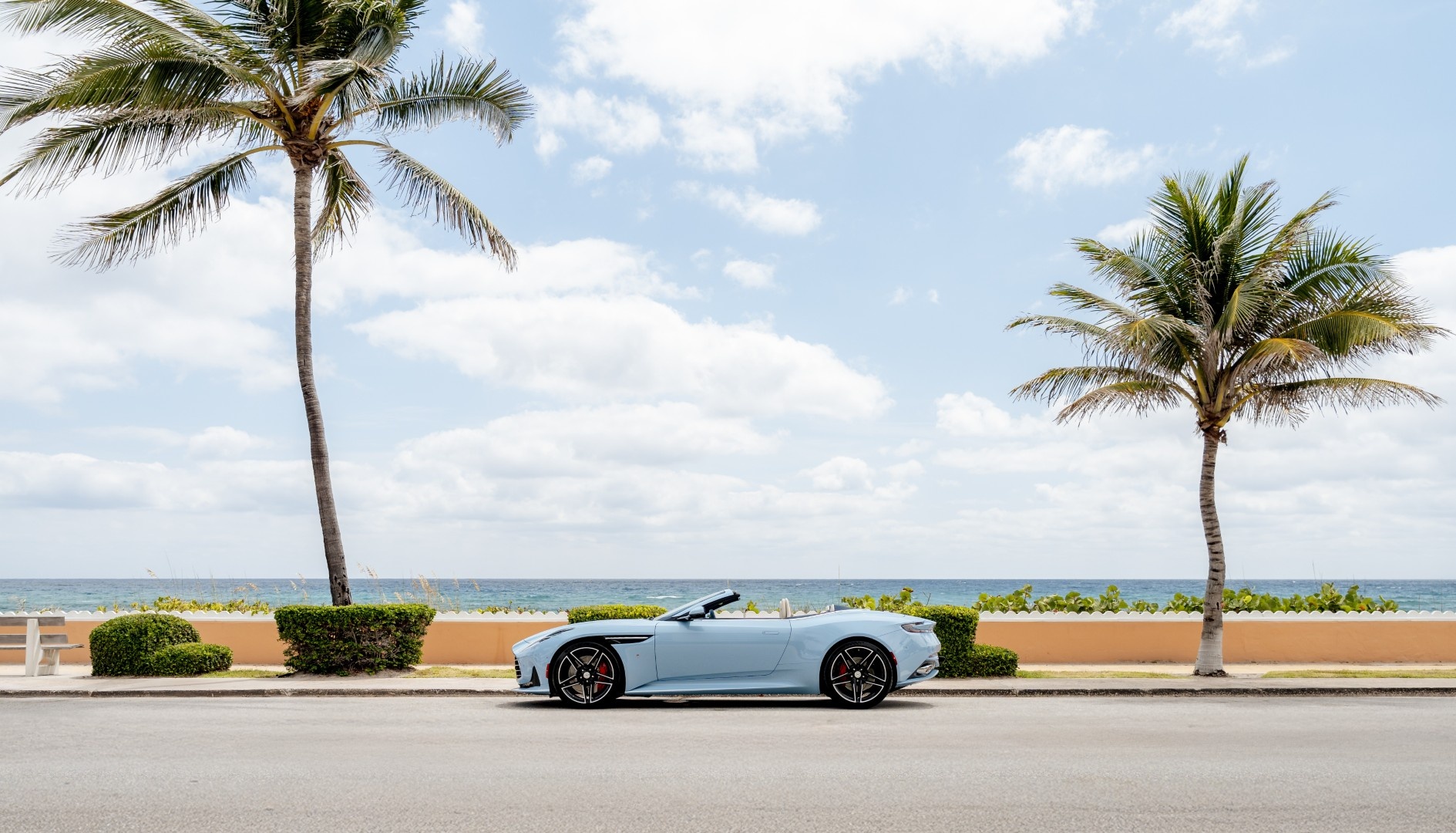 Aston Martin DB12 Volante Palm Beach – phiên bản cá nhân hóa lấp lánh sắc biển