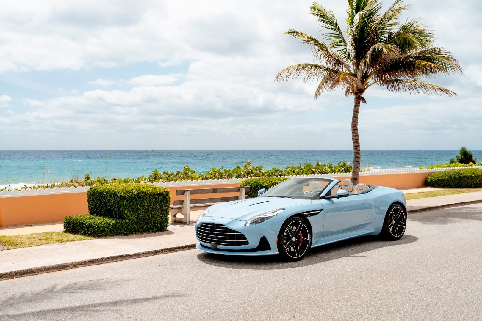 Aston Martin DB12 Volante Palm Beach – phiên bản cá nhân hóa lấp lánh sắc biển