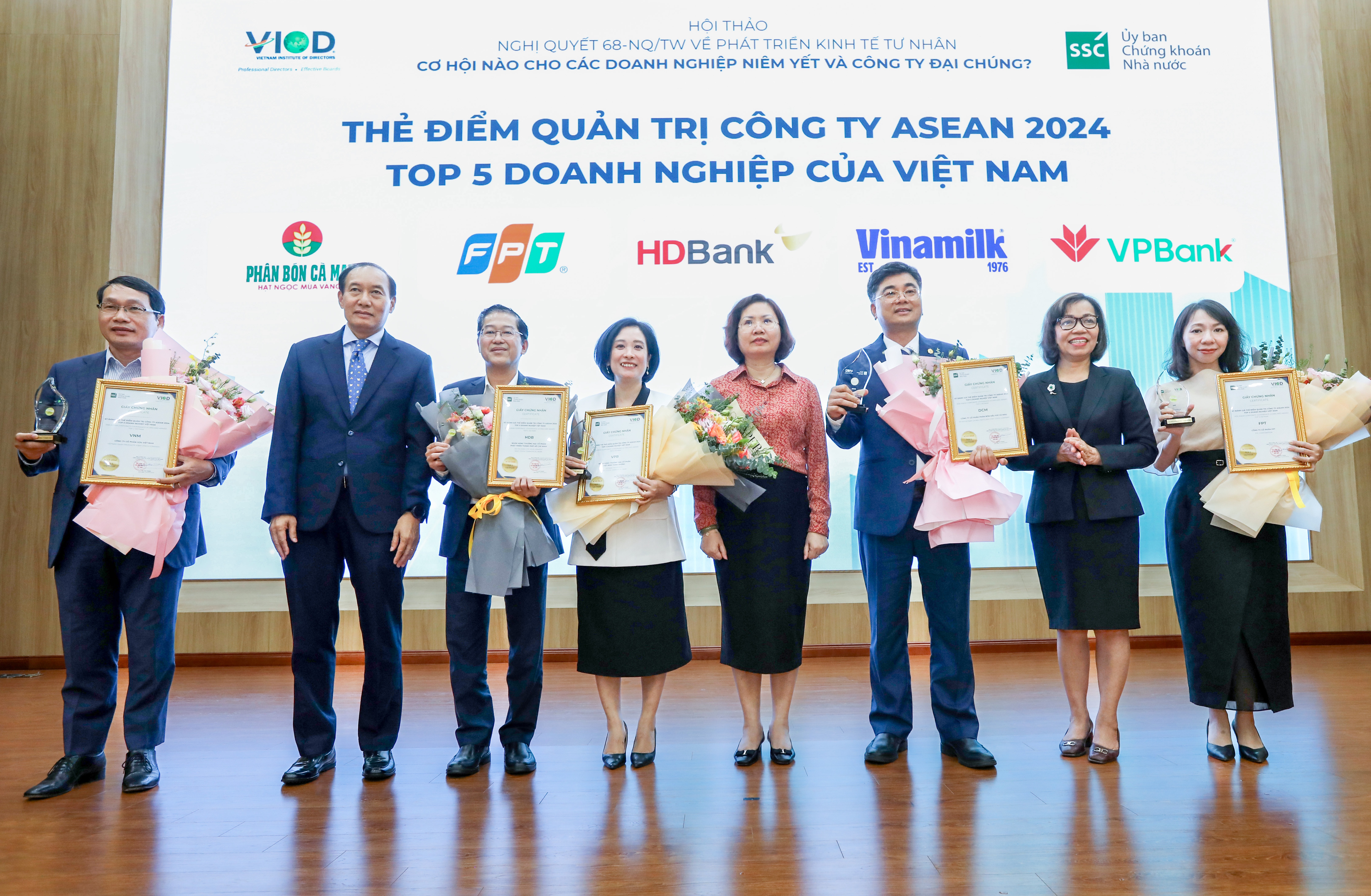 Ông Phạm Quốc Thanh – Phó Chủ tịch Hội đồng Quản trị HDBank cùng đại diện các doanh nghiệp lớn nhận Giấy chứng nhận Top 5 Thẻ điểm ACGS từ lãnh đạo Uỷ ban Chứng khoán Nhà nước