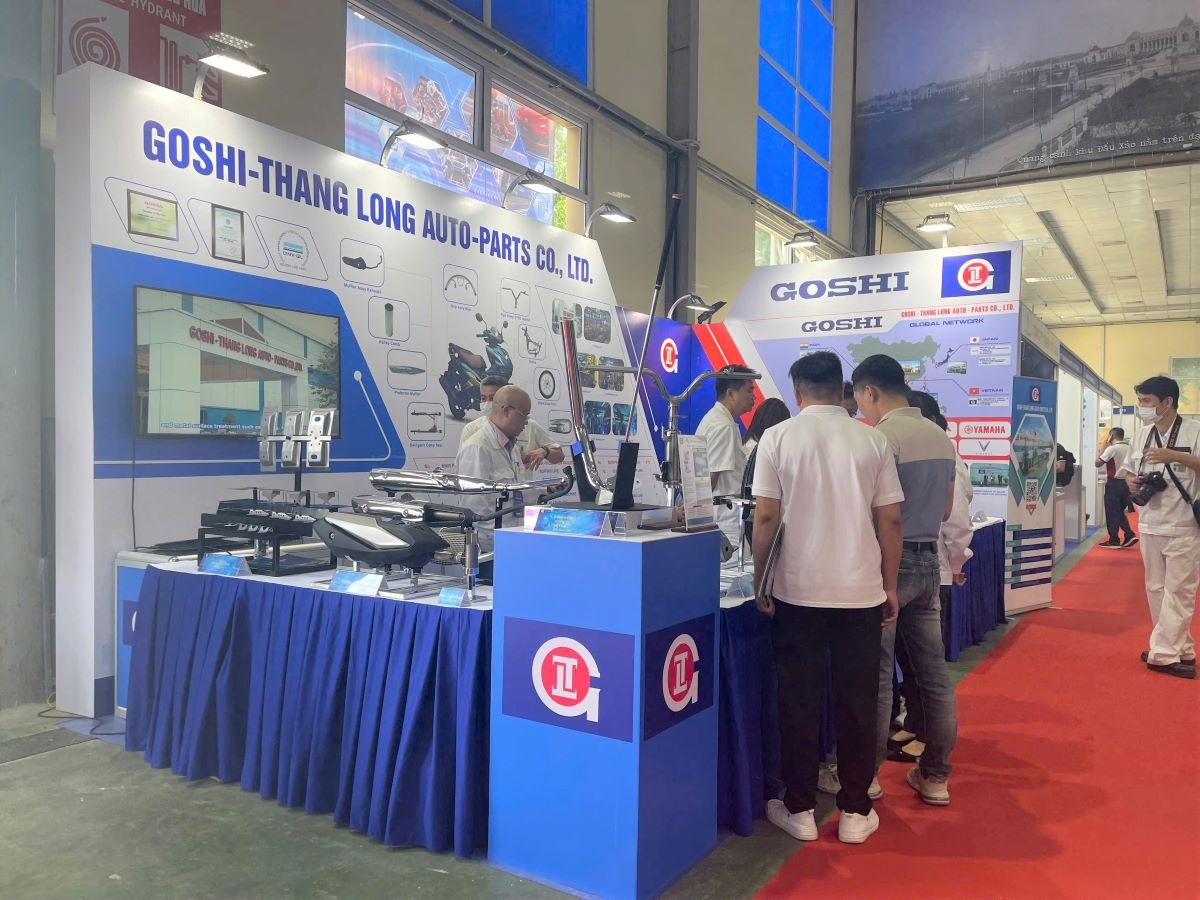 Nhiều du khách đến tham quan gian hàng của Công ty TNHH phụ tùng xe Máy - ô tô Goshi Thăng Long Nhiều du khách đến tham quan gian hàng của Công ty TNHH phụ tùng xe Máy - ô tô Goshi Thăng Long