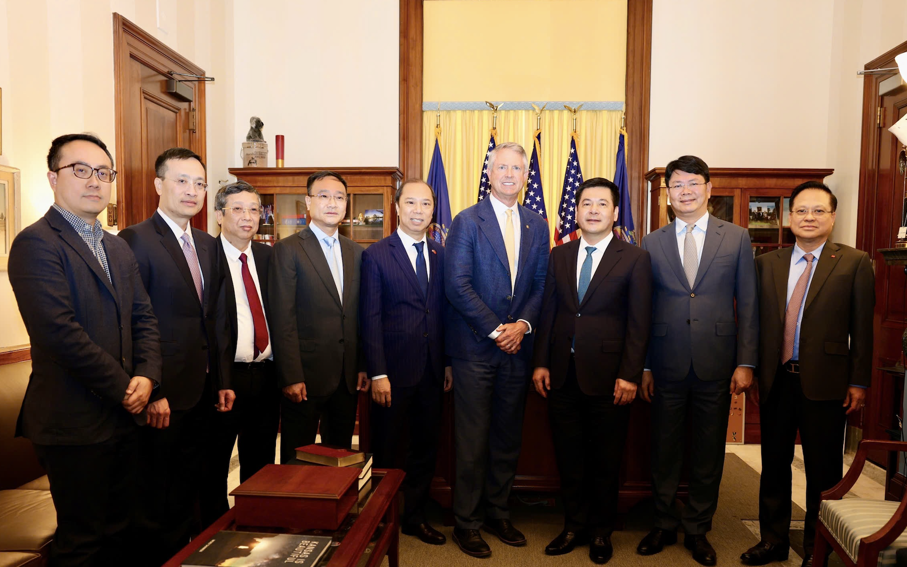 Bộ trưởng Công Thương Nguyễn Hồng Diên đã có cuộc làm việc với Thượng nghị sĩ Roger Marshall, đại diện bang Kansas. Ảnh: MOIT