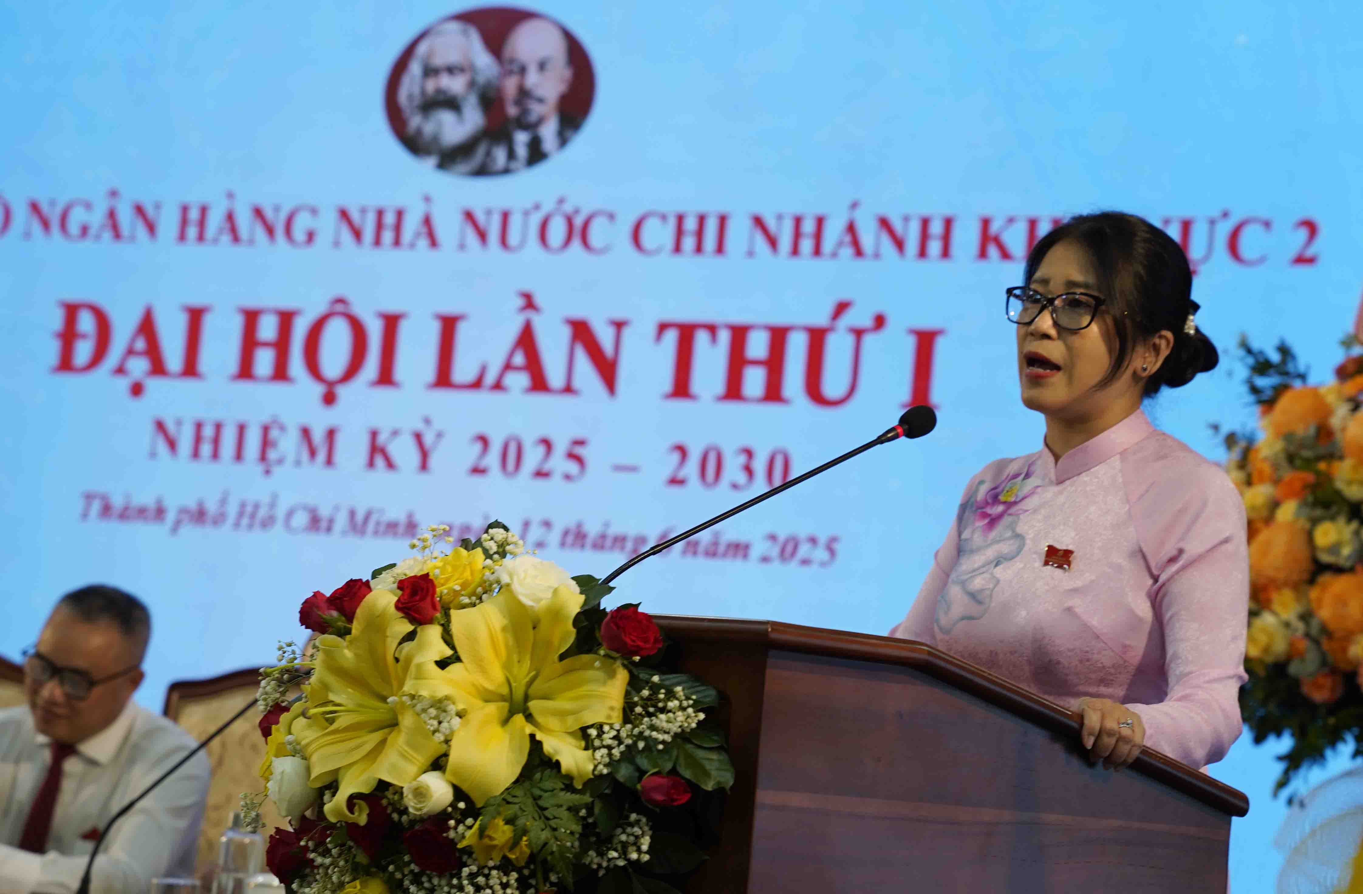 Bà Trương Thị Minh Dung - Quận uỷ viên Quận 1 phát biểu chỉ đạo Đại hội Đảng bộ NHNN chi nhánh Khu vực 2 Bà Trương Thị Minh Dung - Quận uỷ viên Quận 1 phát biểu chỉ đạo Đại hội Đảng bộ NHNN chi nhánh Khu vực 2