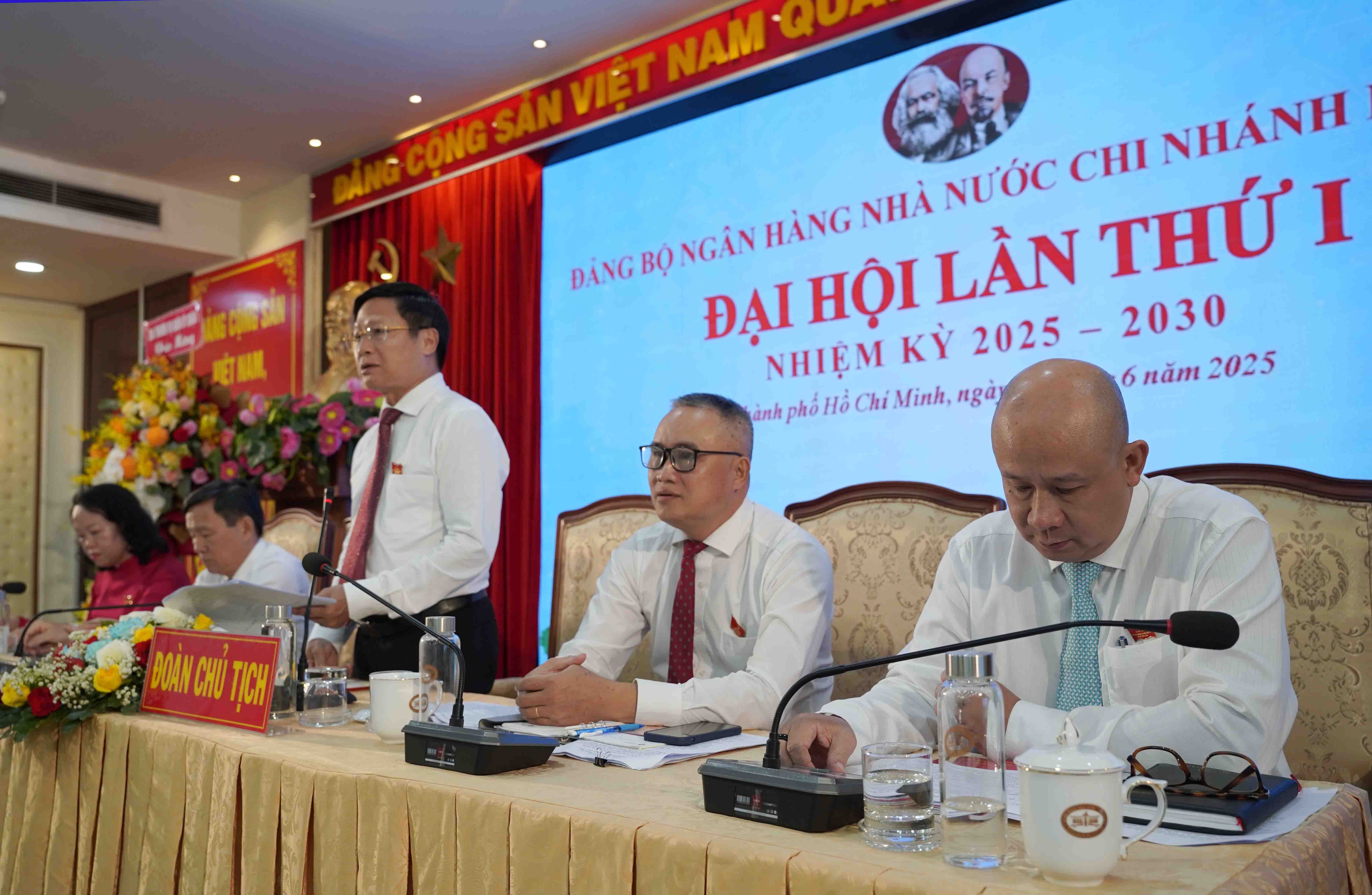 Ông Võ Minh Tuấn phát biểu tại Đại hội Đảng bộ NHNN chi nhánh Khu vực 2 Ông Võ Minh Tuấn phát biểu tại Đại hội Đảng bộ NHNN chi nhánh Khu vực 2