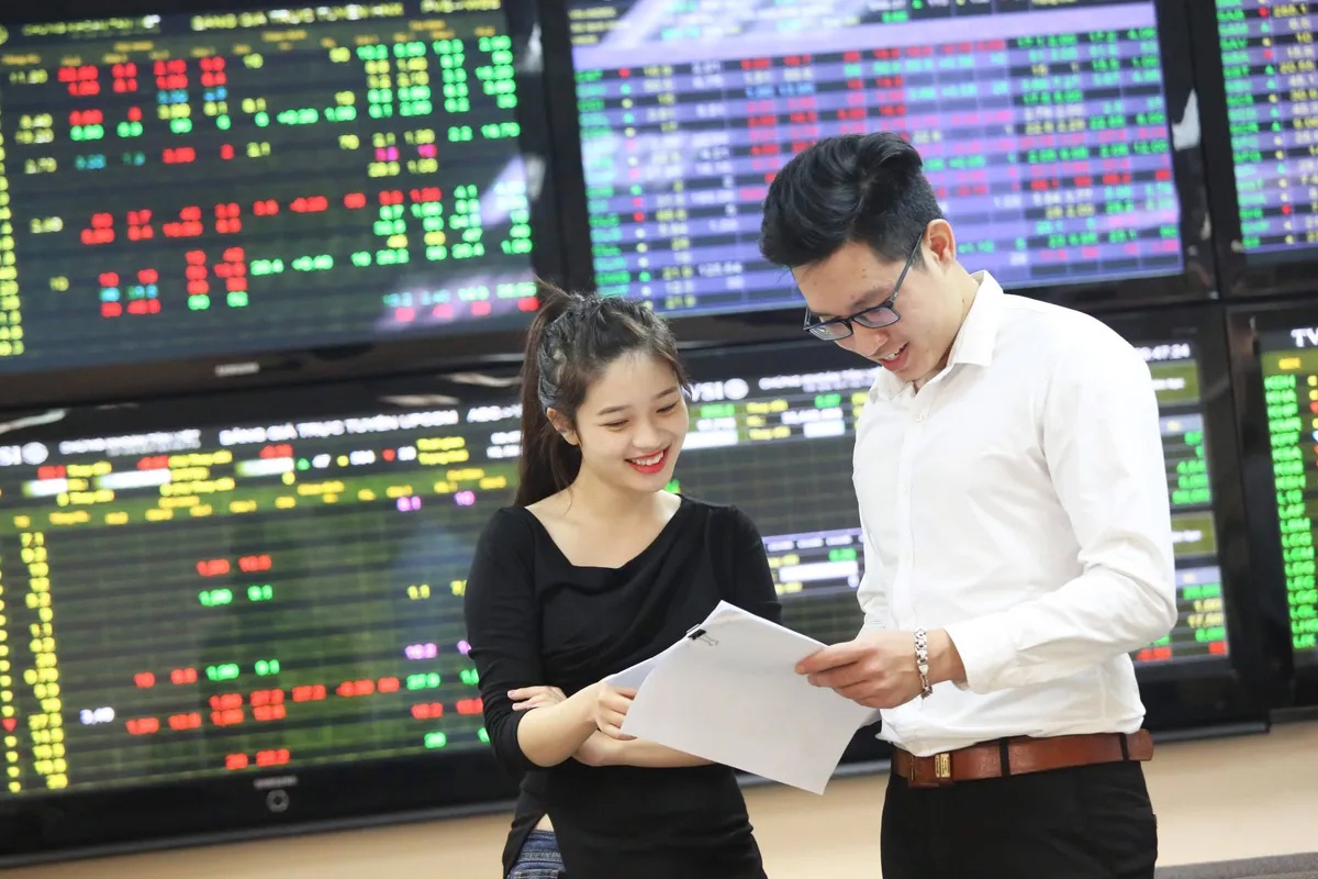 VN-Index hồi phục tích cực bất chấp áp lực từ nhóm Vin VN-Index hồi phục tích cực bất chấp áp lực từ nhóm Vin