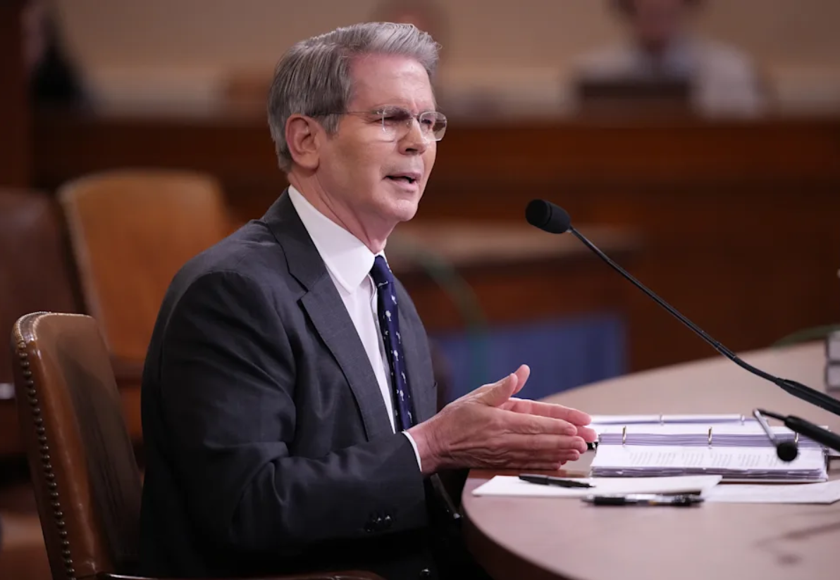 Bộ trưởng Tài chính Scott Bessent làm chứng trước Ủy ban Tài chính và Phương tiện của Hạ viện vào ngày 11 tháng 6 tại Washington. (Kevin Dietsch/Getty Images)