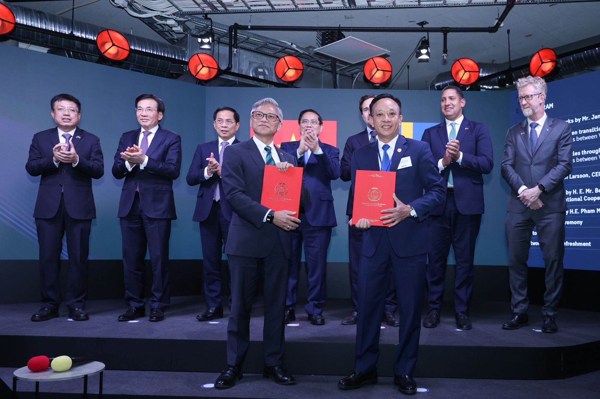 Trường Đại học Hàng hải Việt Nam và Đại học Hàng hải thế giới (Thụy Điển) sẽ hợp tác trong thực hiện các hoạt động trao đổi cán bộ, giảng viên và sinh viên; phối hợp nghiên cứu khoa học; phối hợp tổ chức hội nghị, hội thảo cũng như các hoạt động hợp tác khác - Ảnh: VGP/Nhật Bắc Trường Đại học Hàng hải Việt Nam và Đại học Hàng hải thế giới (Thụy Điển) sẽ hợp tác trong thực hiện các hoạt động trao đổi cán bộ, giảng viên và sinh viên; phối hợp nghiên cứu khoa học; phối hợp tổ chức hội nghị, hội thảo cũng như các hoạt động hợp tác k