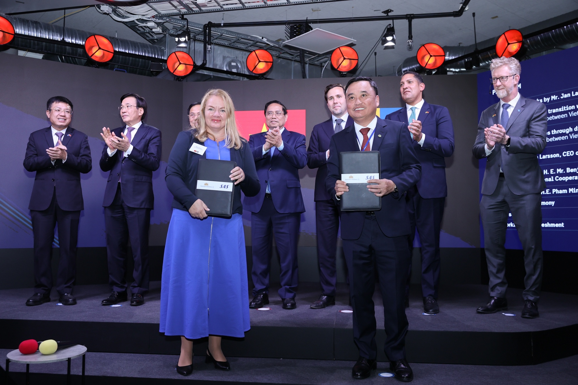 Trao thỏa thuận hợp tác liên danh linh hoạt giữa Vietnam Airlines và Scandinavian Airlines nhằm mở rộng mạng lưới đường bay của hai hãng và nâng cao trải nghiệm cho hành khách di chuyển giữa Việt Nam và Scandinavia. - Ảnh: VGP/Nhật Bắc Trao thỏa thuận hợp tác liên danh linh hoạt giữa Vietnam Airlines và Scandinavian Airlines nhằm mở rộng mạng lưới đường bay của hai hãng và nâng cao trải nghiệm cho hành khách di chuyển giữa Việt Nam và Scandinavia. - Ảnh: VGP/Nhật Bắc