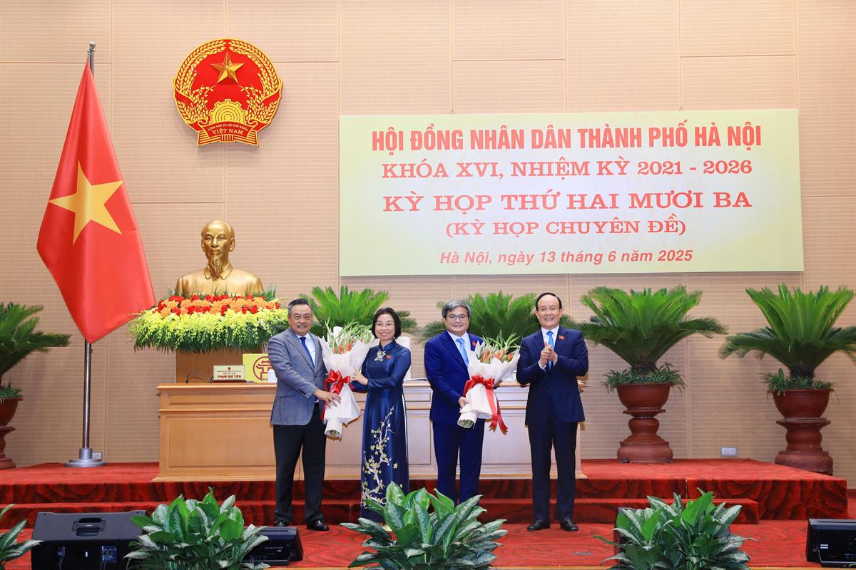 Chủ tịch UBND TP Hà Nội Trần Sỹ Thanh và Chủ tịch HĐND TP Nguyễn Ngọc Tuấn trao quyết định cho hai đồng chí Phạm Thị Thanh Mai và Trương Việt Dũng. Chủ tịch UBND TP Hà Nội Trần Sỹ Thanh và Chủ tịch HĐND TP Nguyễn Ngọc Tuấn trao quyết định cho hai đồng chí Phạm Thị Thanh Mai và Trương Việt Dũng.