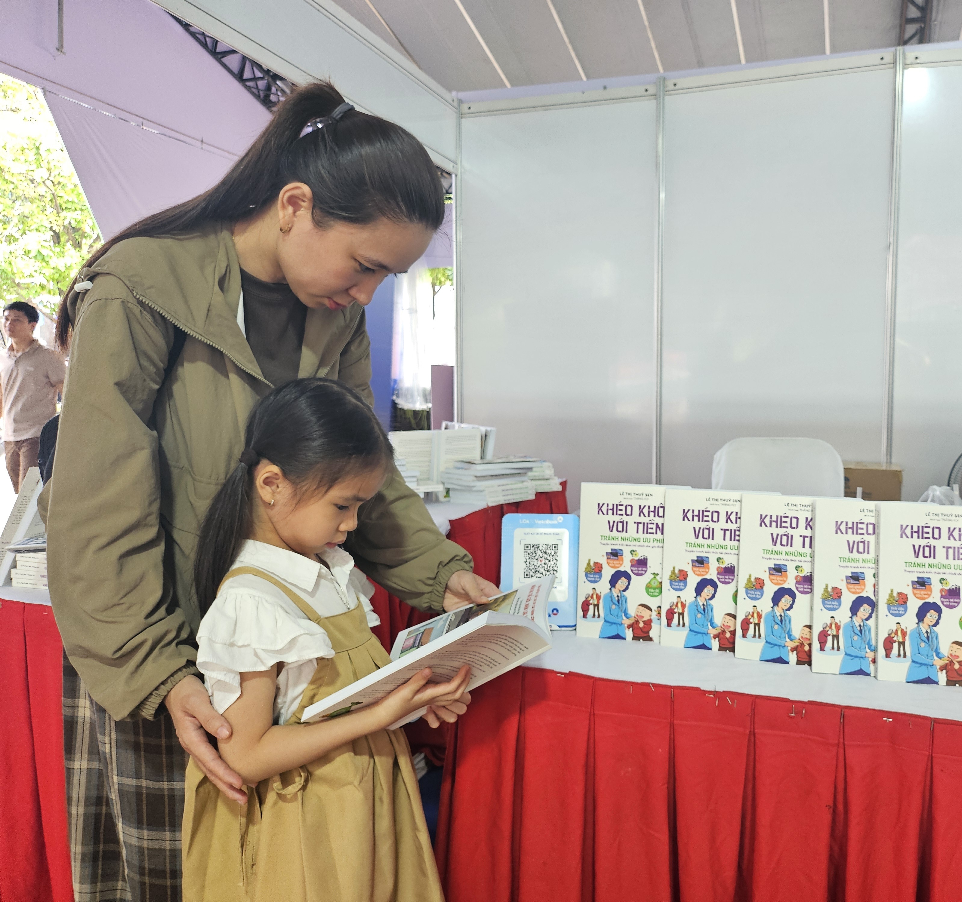 Còn bé Hoàng Mai Thanh Trúc, chưa tròn 6 tuổi (TP. Thủ Đức) muốn "sở hữu" ngay cuốn Truyện tranh"