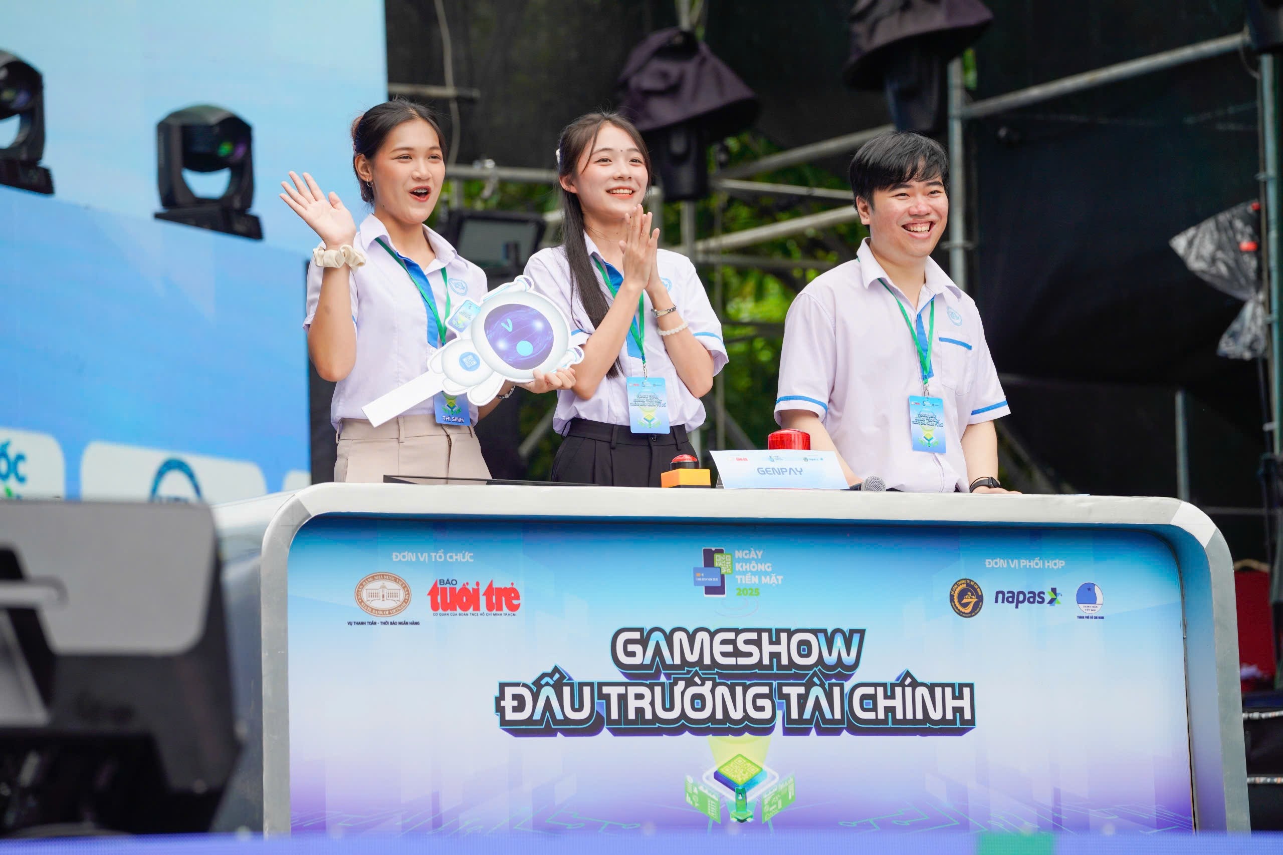 Các bạn sinh viên rất hứng thú với Gameshow Đấu trí tài chính