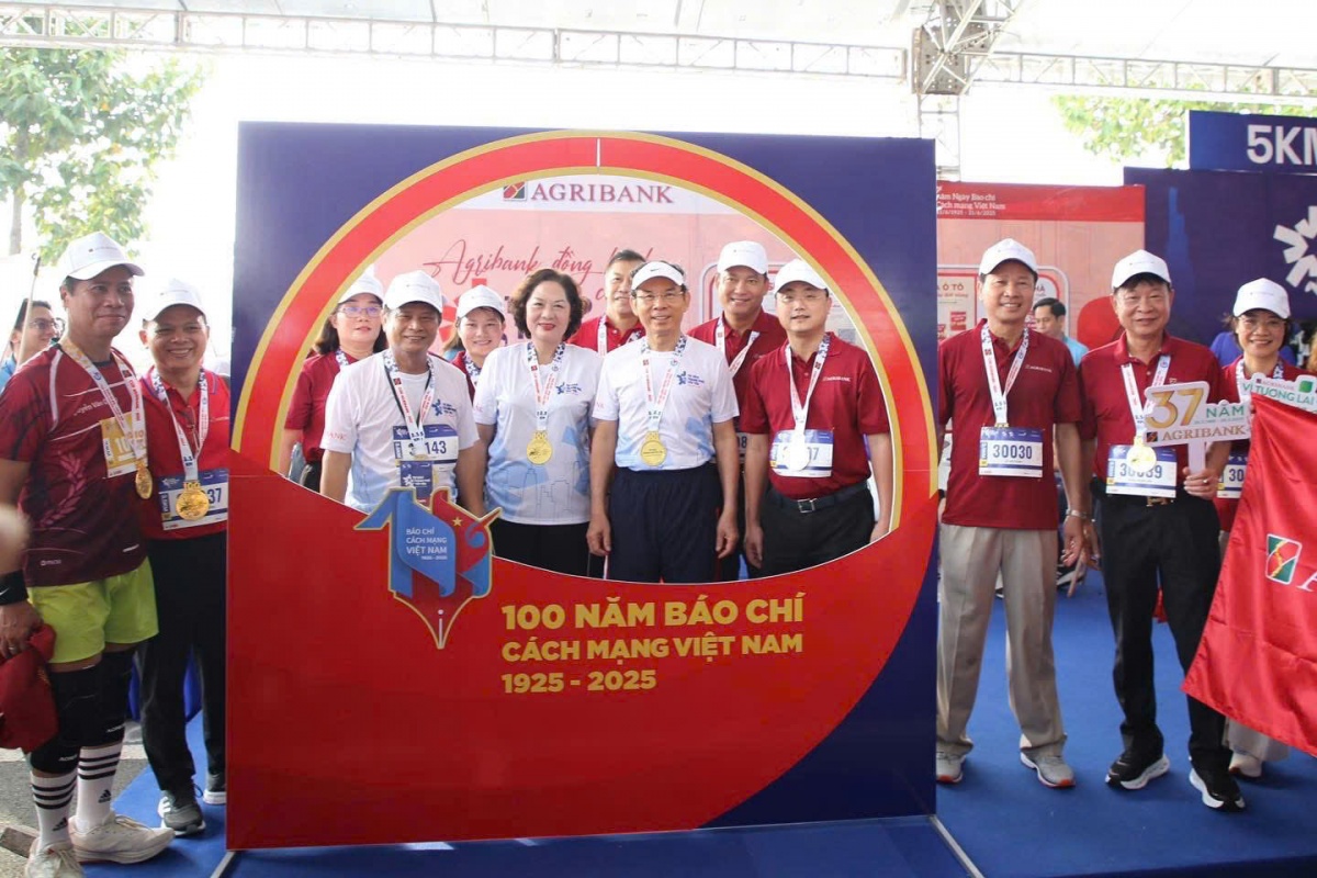 Thống đốc Nguyễn Thị Hồng tham gia Giải đi bộ, chạy bộ “Tự hào Thành phố tôi yêu” Thống đốc Nguyễn Thị Hồng tham gia Giải đi bộ, chạy bộ “Tự hào Thành phố tôi yêu”