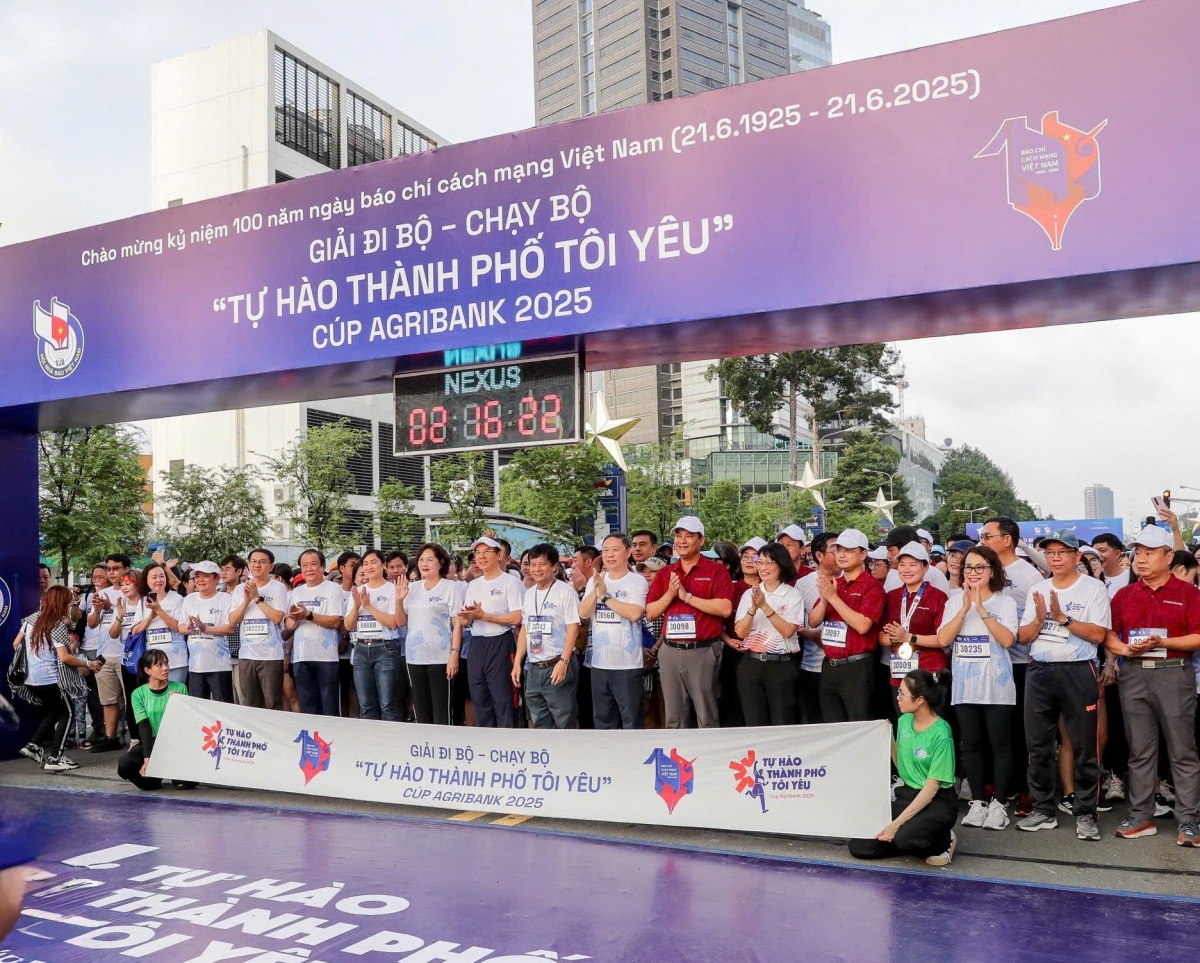 Thống đốc Nguyễn Thị Hồng tham gia Giải đi bộ, chạy bộ “Tự hào Thành phố tôi yêu” Thống đốc Nguyễn Thị Hồng tham gia Giải đi bộ, chạy bộ “Tự hào Thành phố tôi yêu”