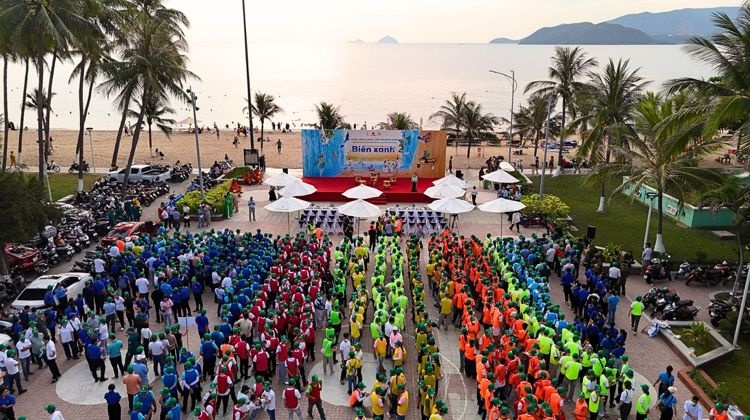 Hơn 1.000 cán bộ nhân viên Vingroup và các tình nguyện viên đã có mặt từ rất sớm tại công viên Tuệ Tĩnh, Nha Trang, khoác trên mình đồng phục xanh, tay đeo găng thể hiện tinh thần trách nhiệm và cam kết hành động vì môi trường. Đây không chỉ là một hoạt động dọn rác đơn thuần, mà còn là một lời khẳng định mạnh mẽ cho lối sống xanh, ý thức bảo vệ biển – bảo vệ tương lai của thành phố du lịch Nha Trang
