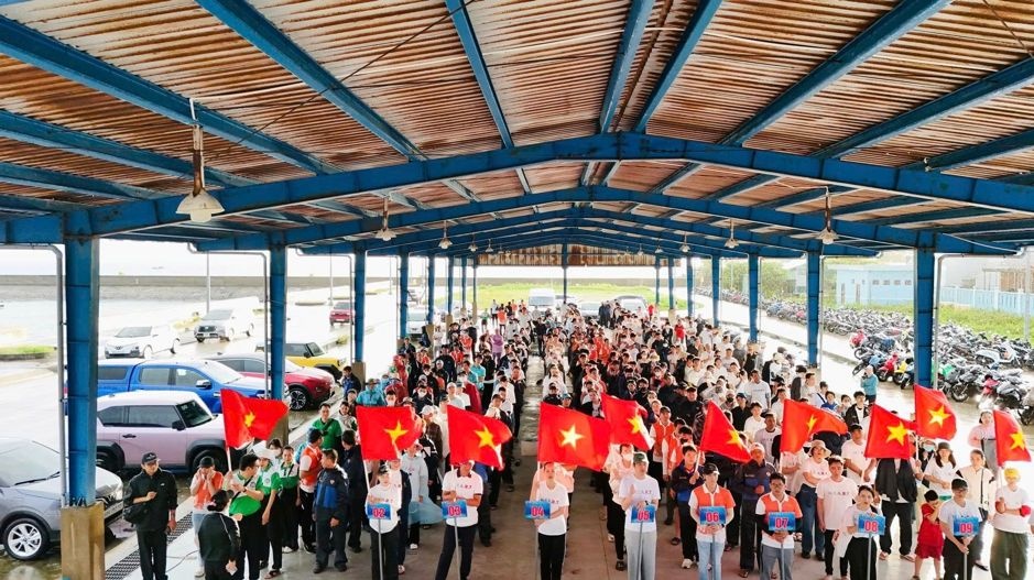 Đông đảo cán bộ nhân viên và tình nguyện viên tập trung tại điểm xuất phát, lắng nghe phổ biến nhiệm vụ và sẵn sàng bước vào hoạt động thu gom rác thải ven biển tại Phú Quốc