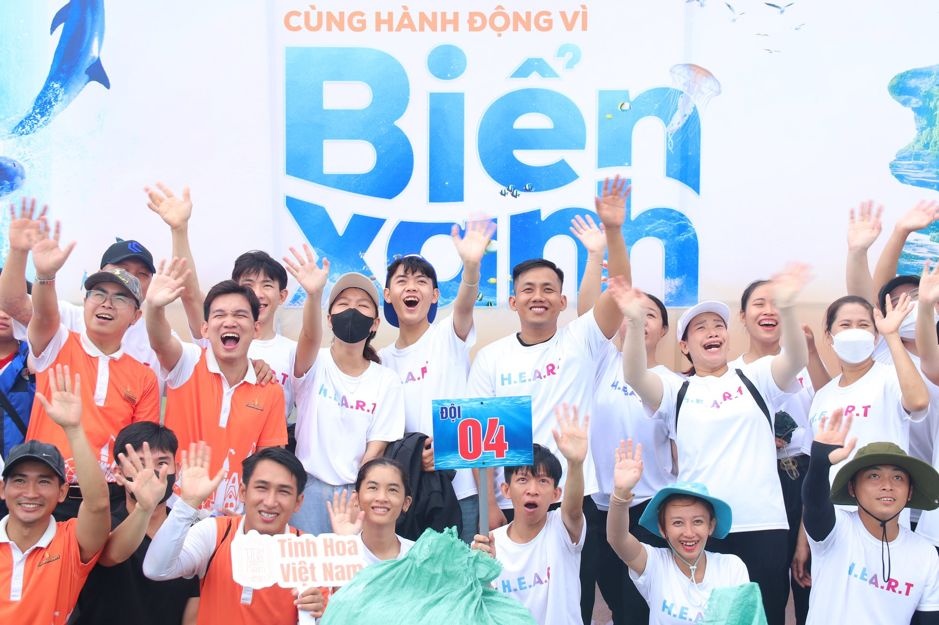 Các tình nguyện viên và cán bộ nhân viên tập đoàn Vingroup tại Phú Quốc hào hứng vẫy tay, thể hiện quyết tâm chung tay gìn giữ biển xanh – sạch – đẹp