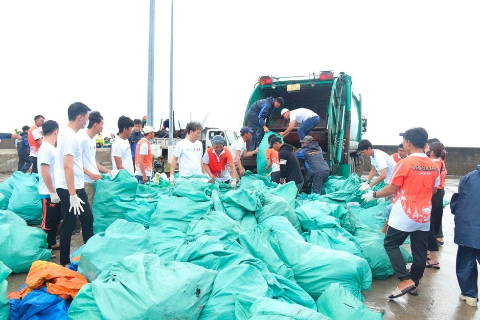 Hàng trăm bao rác được nhanh chóng tập kết và chuyển lên xe tải sau buổi ra quân, cho thấy hiệu quả thiết thực của chiến dịch và tinh thần hành động vì môi trường của cộng đồng địa phương