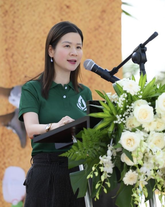 Chia sẻ về ý nghĩa chiến dịch, TS. Lê Thái Hà – Giám đốc Điều hành Quỹ Vì tương lai xanh, cho biết: “Rác thải nhựa không còn là vấn đề môi trường đơn lẻ, mà là thách thức phát triển bền vững toàn cầu. Với chiến dịch “Cùng hành động vì biển xanh”, chúng tôi kỳ vọng tạo ra tác động thực chất, không chỉ bằng hành động làm sạch các bờ biển mà còn bằng sự thay đổi nhận thức – để mỗi cá nhân thấy rõ vai trò của mình trong việc bảo vệ tài nguyên biển. Đây là một bước đi cụ thể trong hành trình dài hạn mà chúng tôi cam kết vì một tương lai xanh cho Việt Nam”