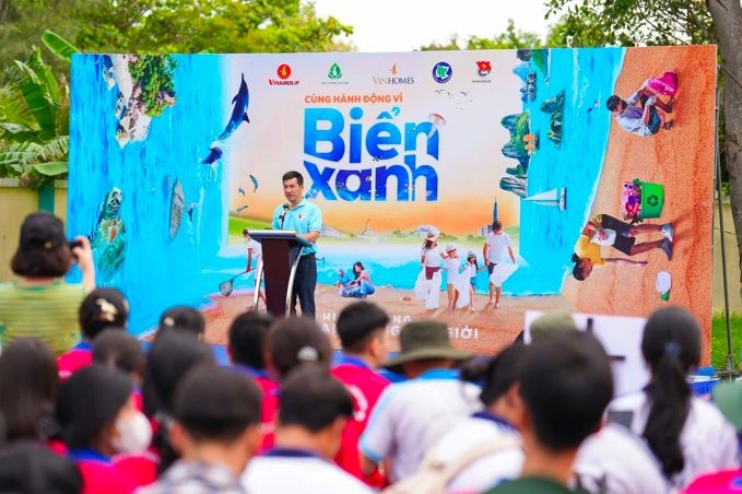 Tại đầu cầu ở huyện Cần Giờ, TP.HCM, ông Vũ Minh Lý - Phó Giám đốc Trung tâm Truyền thông Tài nguyên và Môi trường thuộc Bộ Nông nghiệp và Môi trường, bày tỏ sự phấn khởi khi tham gia Lễ phát động tại huyện Cần Giờ, thành phố Hồ Chí Minh. Ông nhấn mạnh ý nghĩa thiết thực của chiến dịch trong việc lan tỏa thông điệp bảo vệ môi trường biển và kêu gọi sự tham gia rộng rãi của cộng đồng, đặc biệt tại các khu vực ven biển trọng yếu như Cần Giờ