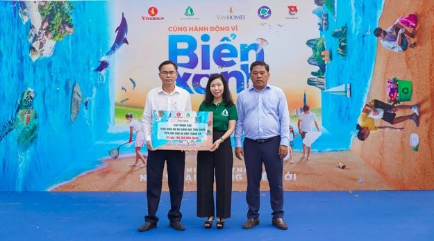 Dịp này, Quỹ vì tương lai xanh trao tặng 410 thùng rác cho xã đảo Thạnh An để thực hiện mô hình “Đưa rác thải sinh hoạt, rác thải nhựa của ngư dân trên biển vào bờ”, góp phần nâng cao ý thức và trách nhiệm của ngư dân trong việc quản lý và xử lý rác thải trên biển, bảo vệ nguồn lợi thủy sản và môi trường biển xanh – sạch – đẹp