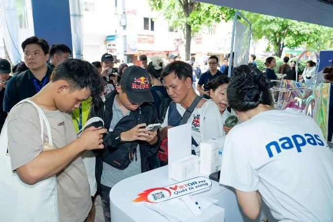 Nhiều khách hàng thích thú tham quan, trải nghiệm các hoạt động tại gian hàng NAPAS