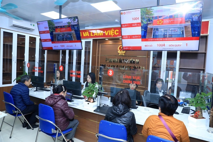 Người dân đến giải quyết TTHC tại quận Đống Đa