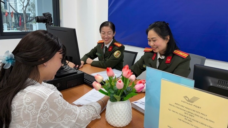 Cán bộ Công an thành phố Hà Nội hướng dẫn người dân kê khai làm thủ tục cấp hộ chiếu. Cán bộ Công an thành phố Hà Nội hướng dẫn người dân kê khai làm thủ tục cấp hộ chiếu.