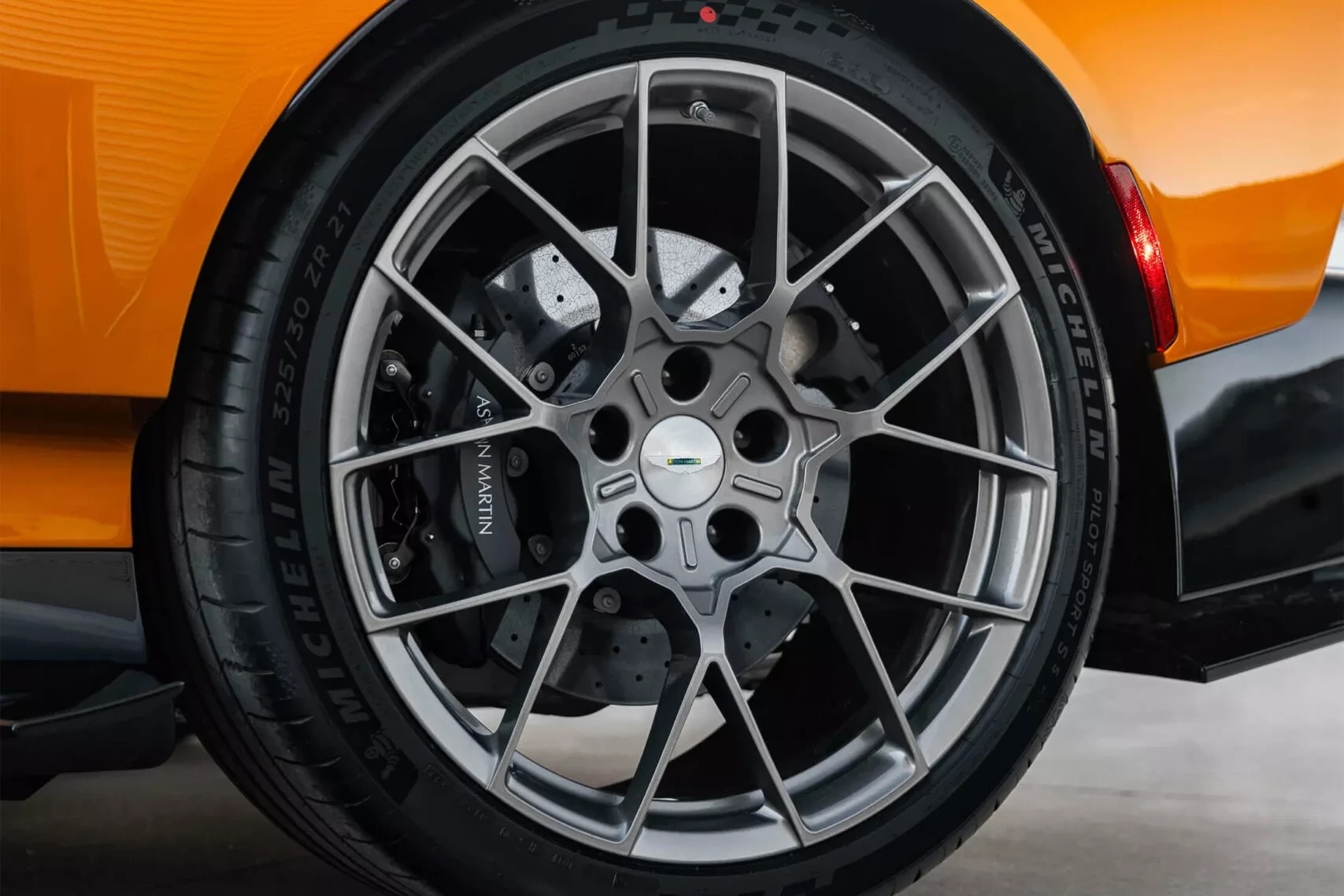 Chiêm ngưỡng Valiant: Siêu xe V12 hộp số sàn hiếm hoi của Aston Martin