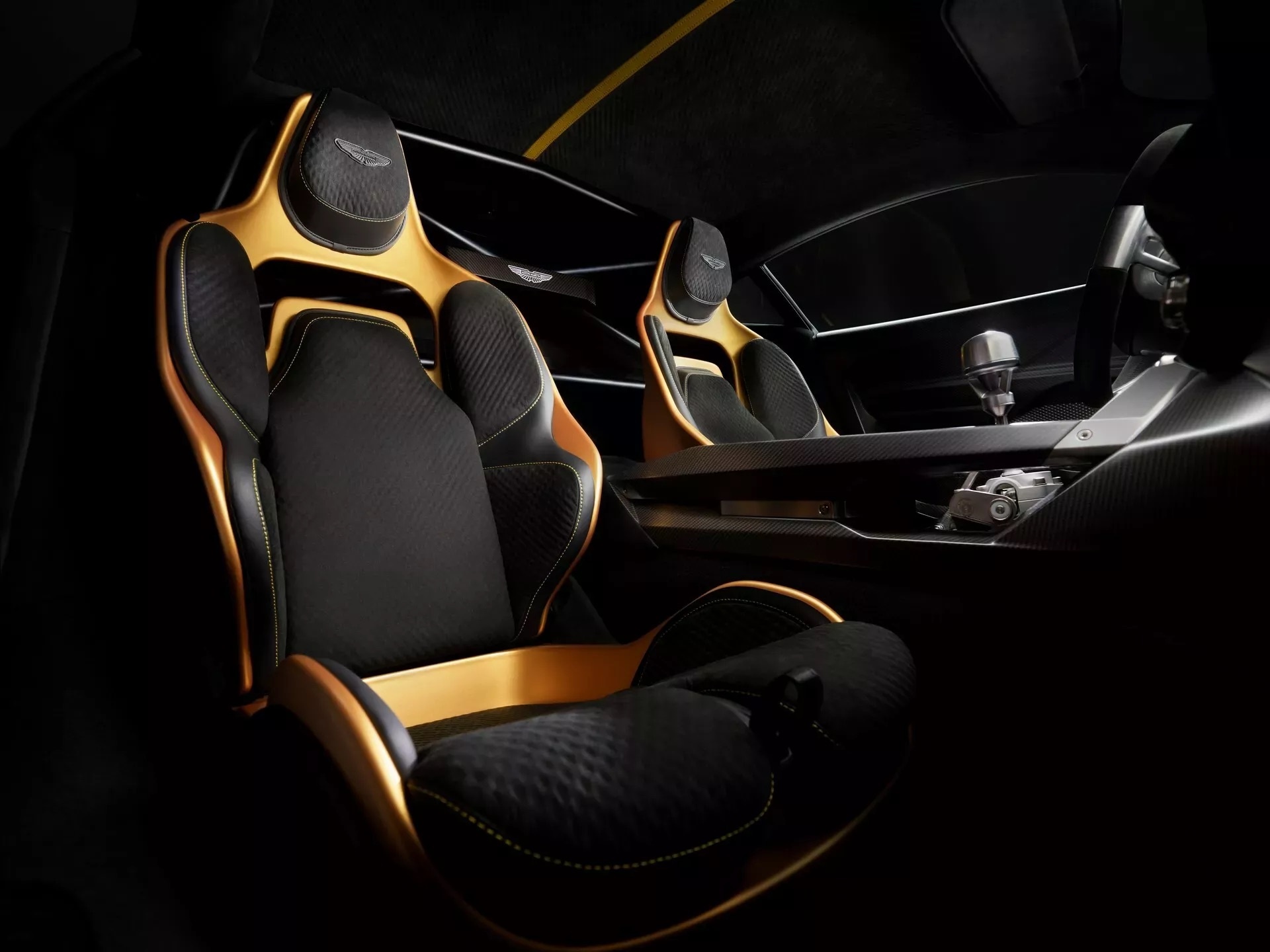 Chiêm ngưỡng Valiant: Siêu xe V12 hộp số sàn hiếm hoi của Aston Martin