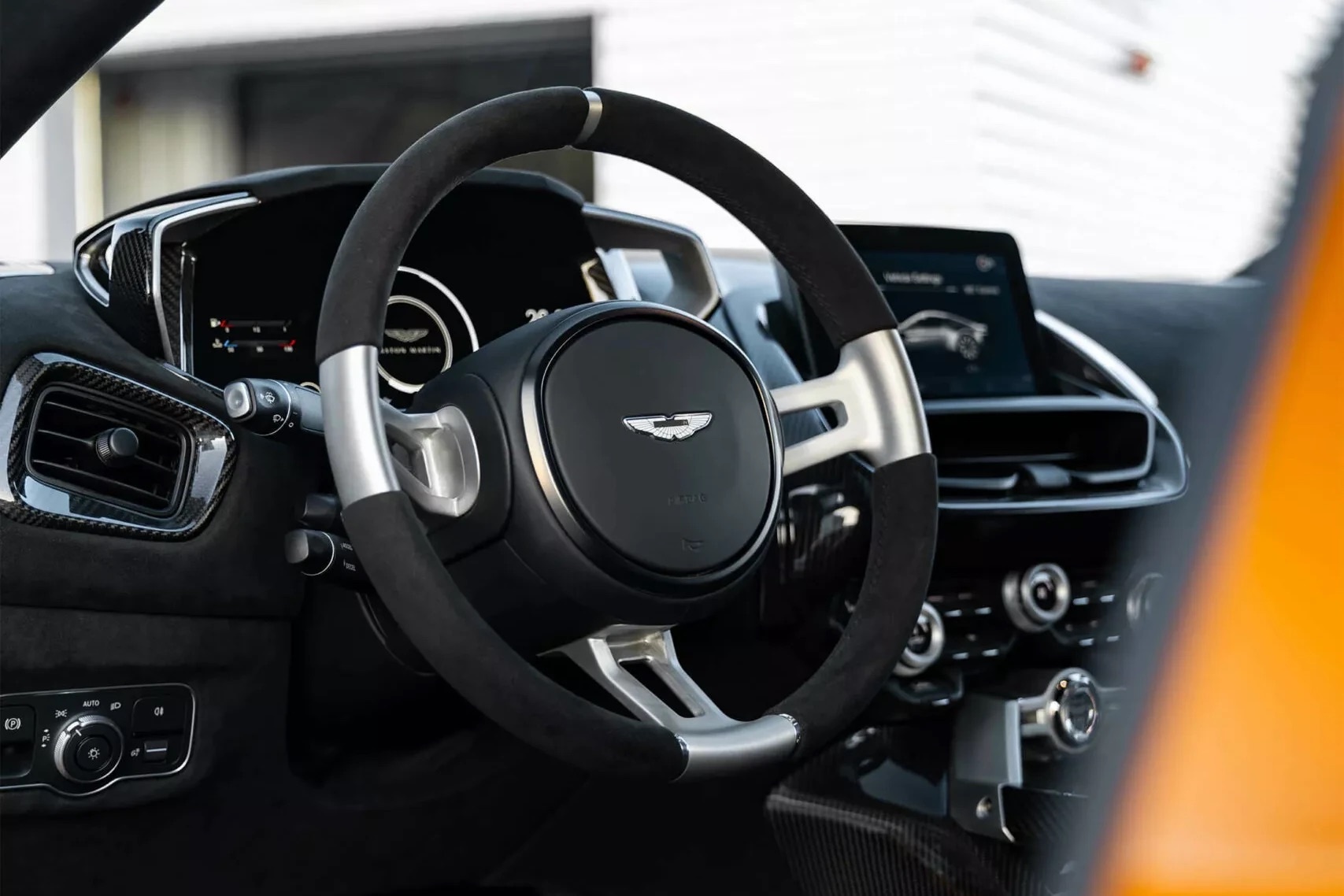 Chiêm ngưỡng Valiant: Siêu xe V12 hộp số sàn hiếm hoi của Aston Martin