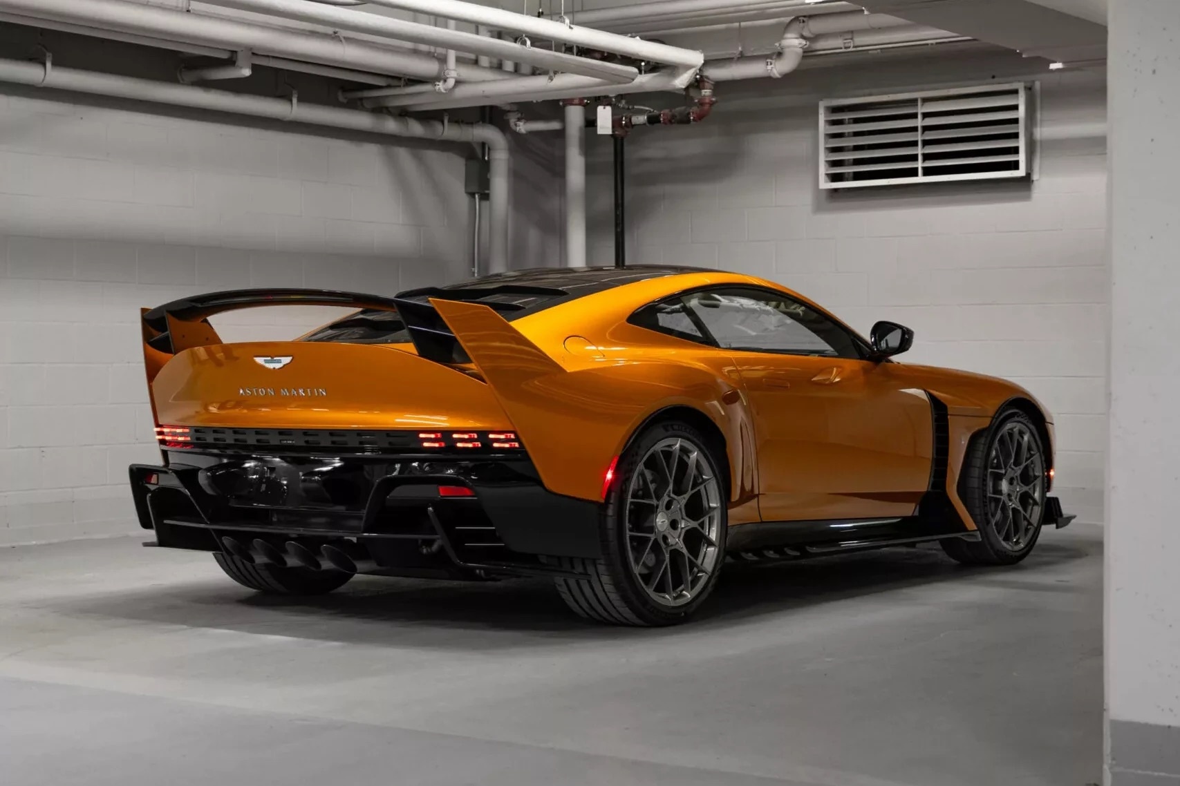 Chiêm ngưỡng Valiant: Siêu xe V12 hộp số sàn hiếm hoi của Aston Martin