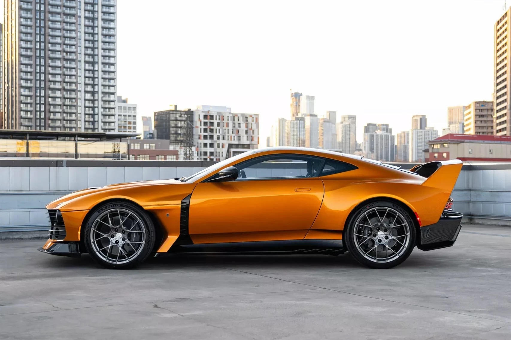 Chiêm ngưỡng Valiant: Siêu xe V12 hộp số sàn hiếm hoi của Aston Martin