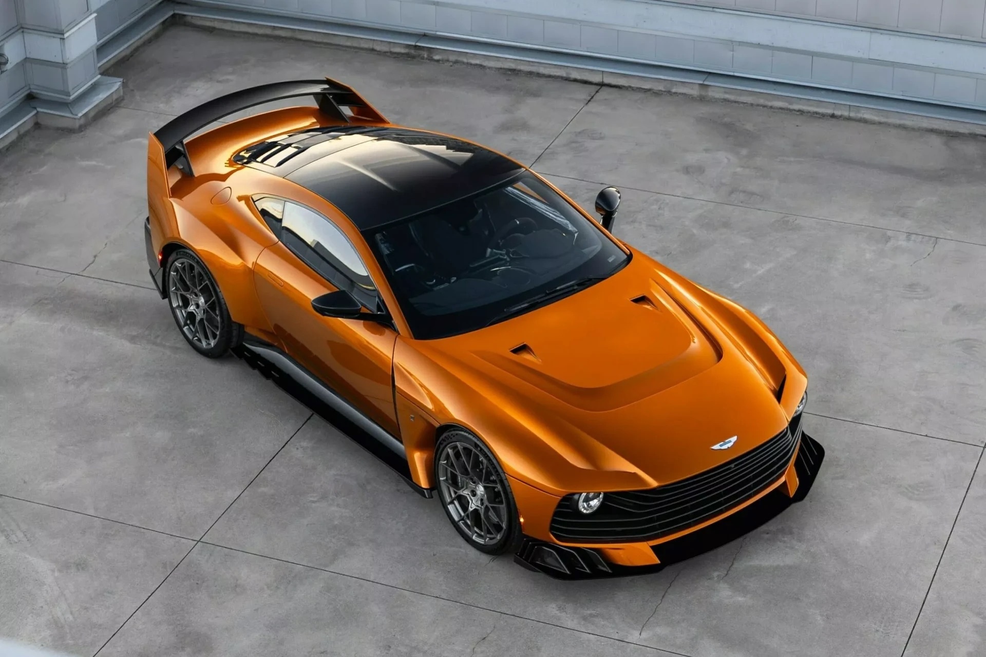 Chiêm ngưỡng Valiant: Siêu xe V12 hộp số sàn hiếm hoi của Aston Martin