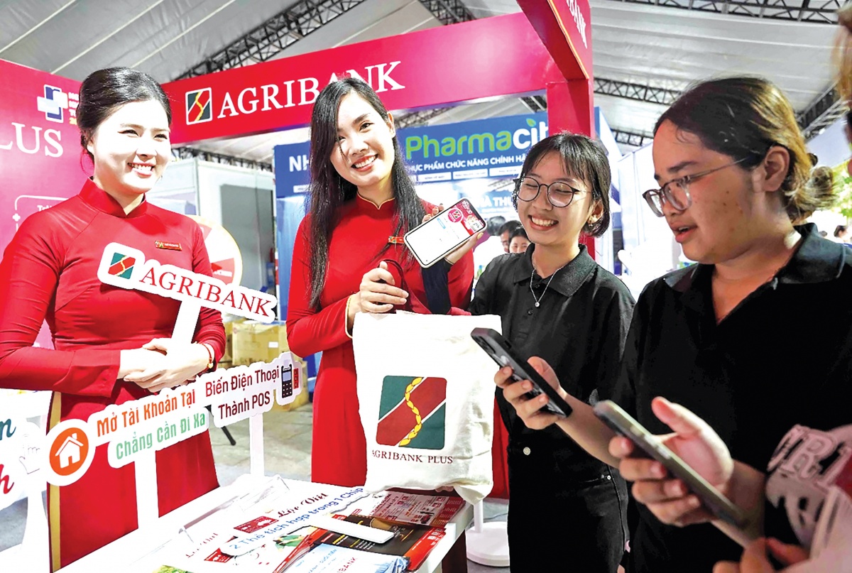 Khách hàng tham quan các gian hàng trình diễn và trải nghiệm công nghệ ngân hàng Khách hàng tham quan các gian hàng trình diễn và trải nghiệm công nghệ ngân hàng