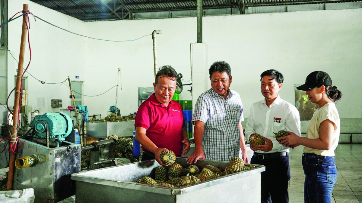 Ông Cao Minh Quốc, Giám đốc Công ty TNHH Quốc Thảo (người thứ 2, bên trái sang) trao đổi cùng cán bộ Agribank