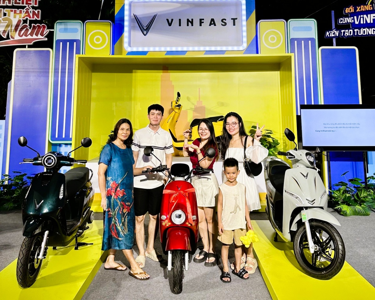 Chị Trang cùng gia đình tại sự kiện “Đổi xăng lấy điện” diễn ra tại Đà Nẵng.