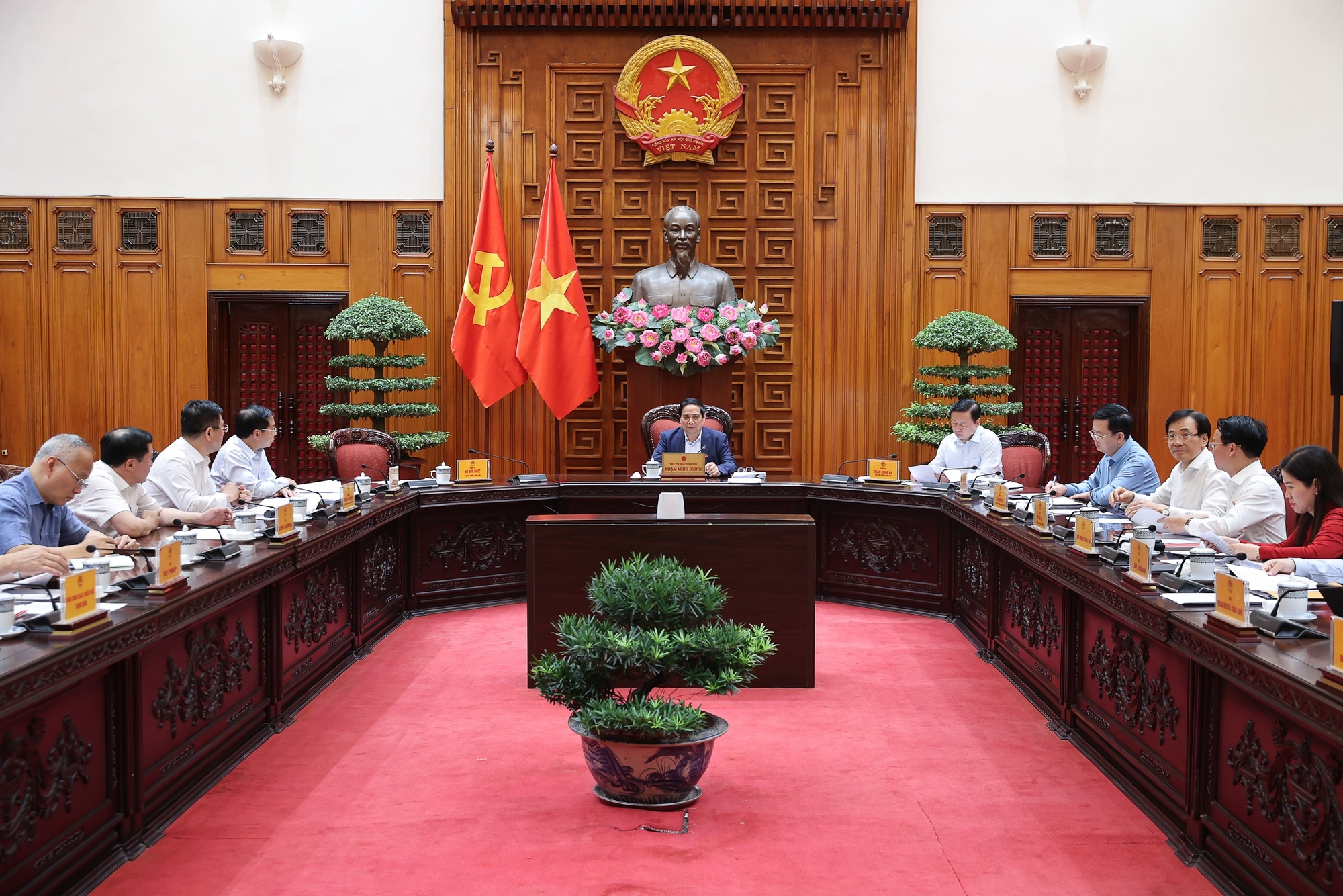 Thủ tướng chủ trì cuộc họp - Ảnh: VGP/Nhật Bắc