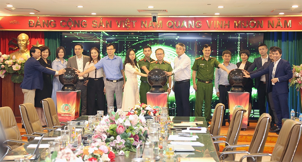 PVcomBank là một trong ba ngân hàng tiên phong triển khai thí điểm giải pháp cấp Chứng thư số và Ký số trực tuyến trên ứng dụng VNeID của Bộ Công an