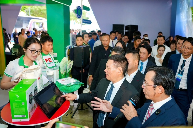 Phó Thủ tướng Hồ Đức Phớc (thứ 2 từ phải qua) tham quan gian hàng FE CREDIT trong khuôn khổ VPBank Cashless City. Ảnh: FE CREDIT.