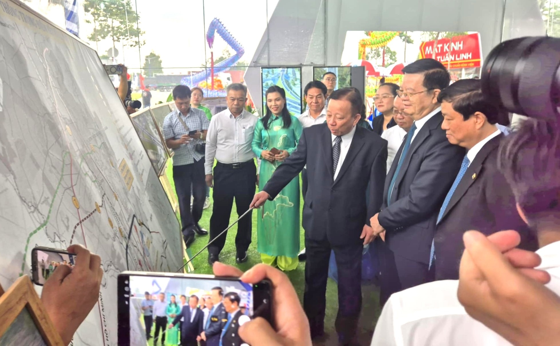 Ông Nguyễn Văn Hùng, Chủ tịch HĐQT Tổng Công ty Becamex IDC giới thiệu cho Phó Thủ tướng Chính phủ Mai Văn Chính sơ đồ tuyến đường Vành đai 4 TP. Hồ Chí Minh với các nút giao trên địa bàn tỉnh Bình Dương Ông Nguyễn Văn Hùng, Chủ tịch HĐQT Tổng Công ty Becamex IDC giới thiệu cho Phó Thủ tướng Chính phủ Mai Văn Chính sơ đồ tuyến đường Vành đai 4 TP. Hồ Chí Minh với các nút giao trên địa bàn tỉnh Bình Dương