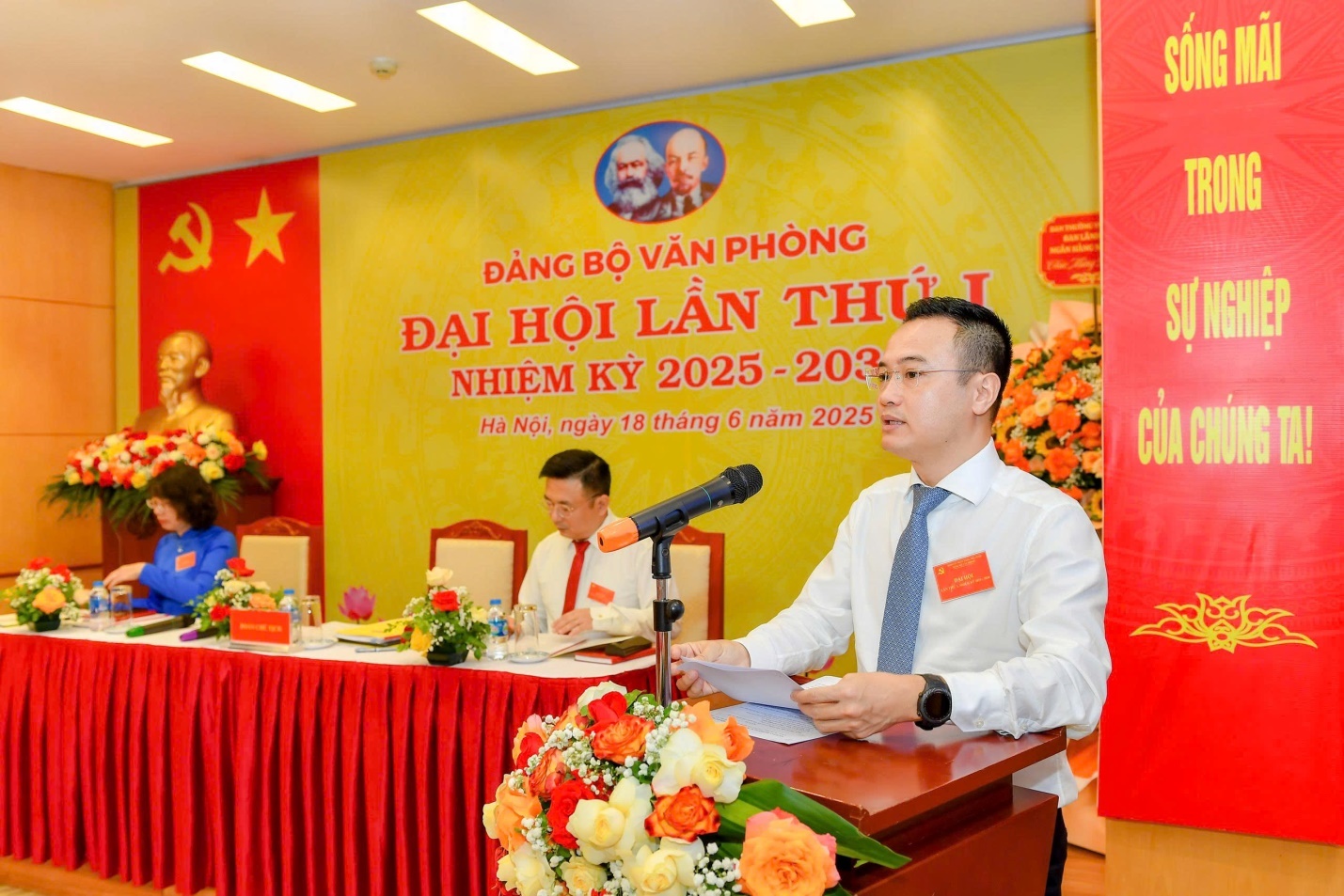 Đồng chí Nguyễn Đình Vinh - Ủy viên Ban Chấp hành Đảng bộ NHNN, Bí thư Đảng ủy, Chánh văn phòng NHNN phát biểu khai mạc Đại hội. (Ảnh: Đức Khanh) Đồng chí Nguyễn Đình Vinh - Ủy viên Ban Chấp hành Đảng bộ NHNN, Bí thư Đảng ủy, Chánh văn phòng NHNN phát biểu khai mạc Đại hội. (Ảnh: Đức Khanh)