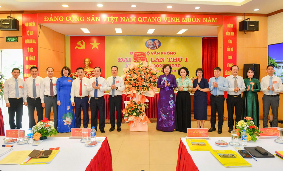Đại diện Ban Thường vụ Đảng ủy, Ban lãnh đạo NHNN chúc mừng Đại hội Đại diện Ban Thường vụ Đảng ủy, Ban lãnh đạo NHNN chúc mừng Đại hội