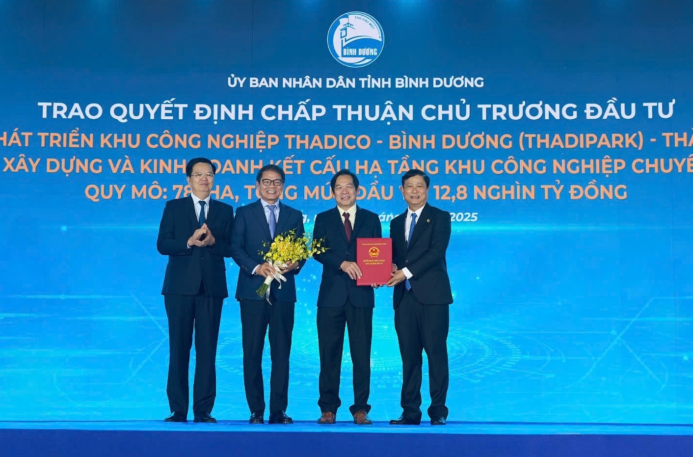 Phó Thủ tướng Chính phủ Mai Văn Chính chứng kiến Chủ tịch UBND tỉnh Bình Dương Võ Văn Minh trao quyết định đầu tư khu công nghiệp cơ khí cho Tập đoàn THACO Phó Thủ tướng Chính phủ Mai Văn Chính chứng kiến Chủ tịch UBND tỉnh Bình Dương Võ Văn Minh trao quyết định đầu tư khu công nghiệp cơ khí cho Tập đoàn THACO