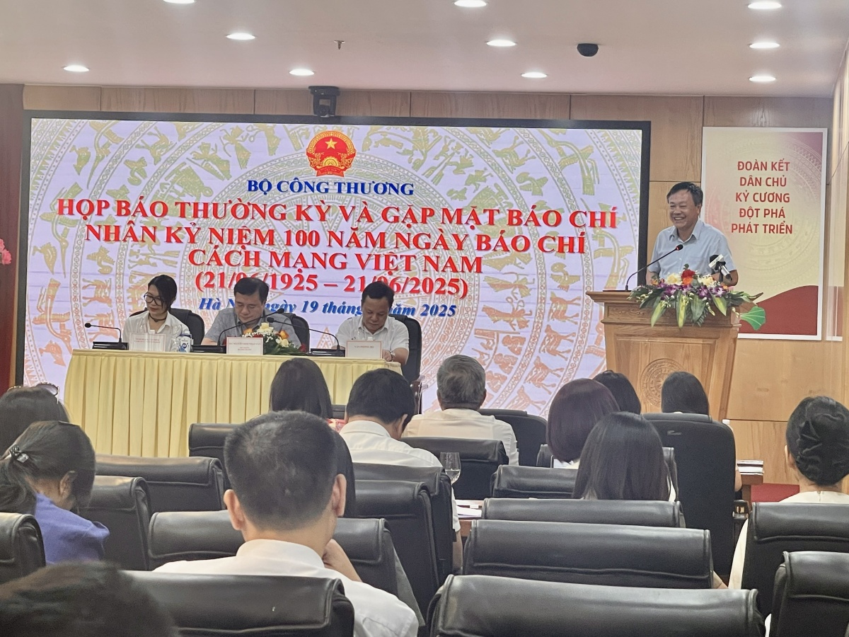 Sản xuất công nghiệp và thương mại dần vượt qua thách thức Sản xuất công nghiệp và thương mại dần vượt qua thách thức