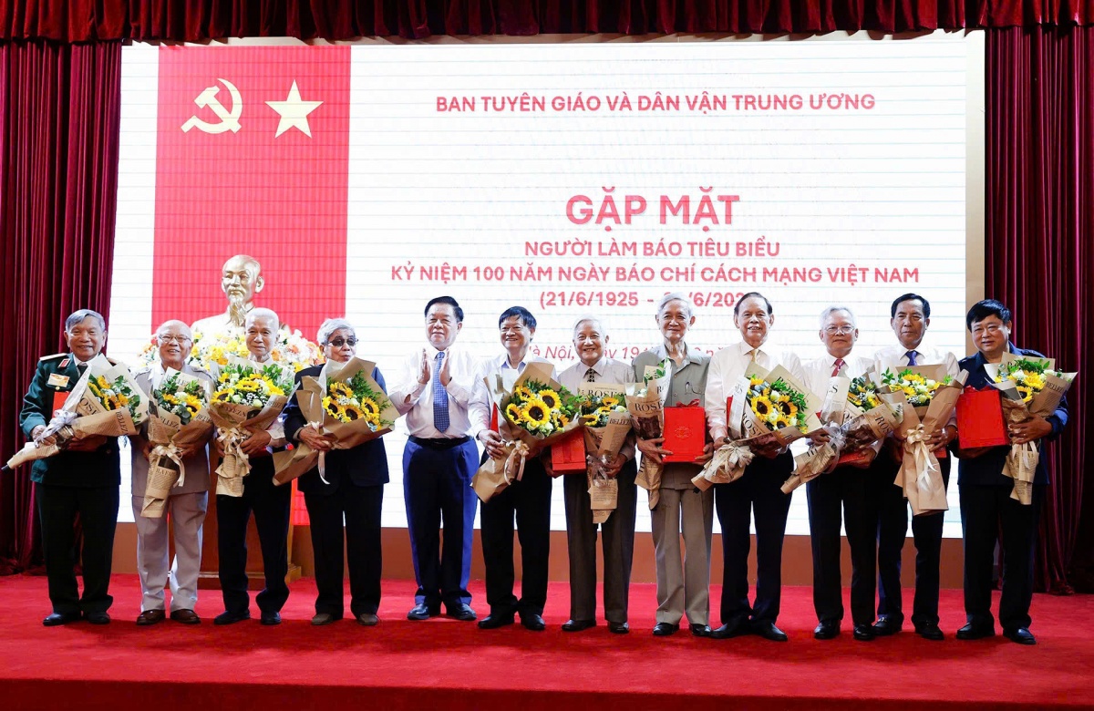 Gặp mặt nhà báo tiêu biểu nhân Kỷ niệm 100 năm Ngày Báo chí Cách mạng Việt Nam Gặp mặt nhà báo tiêu biểu nhân Kỷ niệm 100 năm Ngày Báo chí Cách mạng Việt Nam