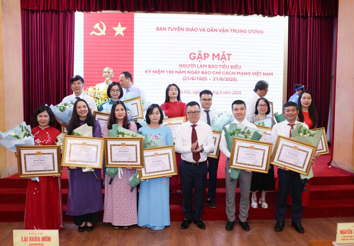 Gặp mặt nhà báo tiêu biểu nhân Kỷ niệm 100 năm Ngày Báo chí Cách mạng Việt Nam Gặp mặt nhà báo tiêu biểu nhân Kỷ niệm 100 năm Ngày Báo chí Cách mạng Việt Nam