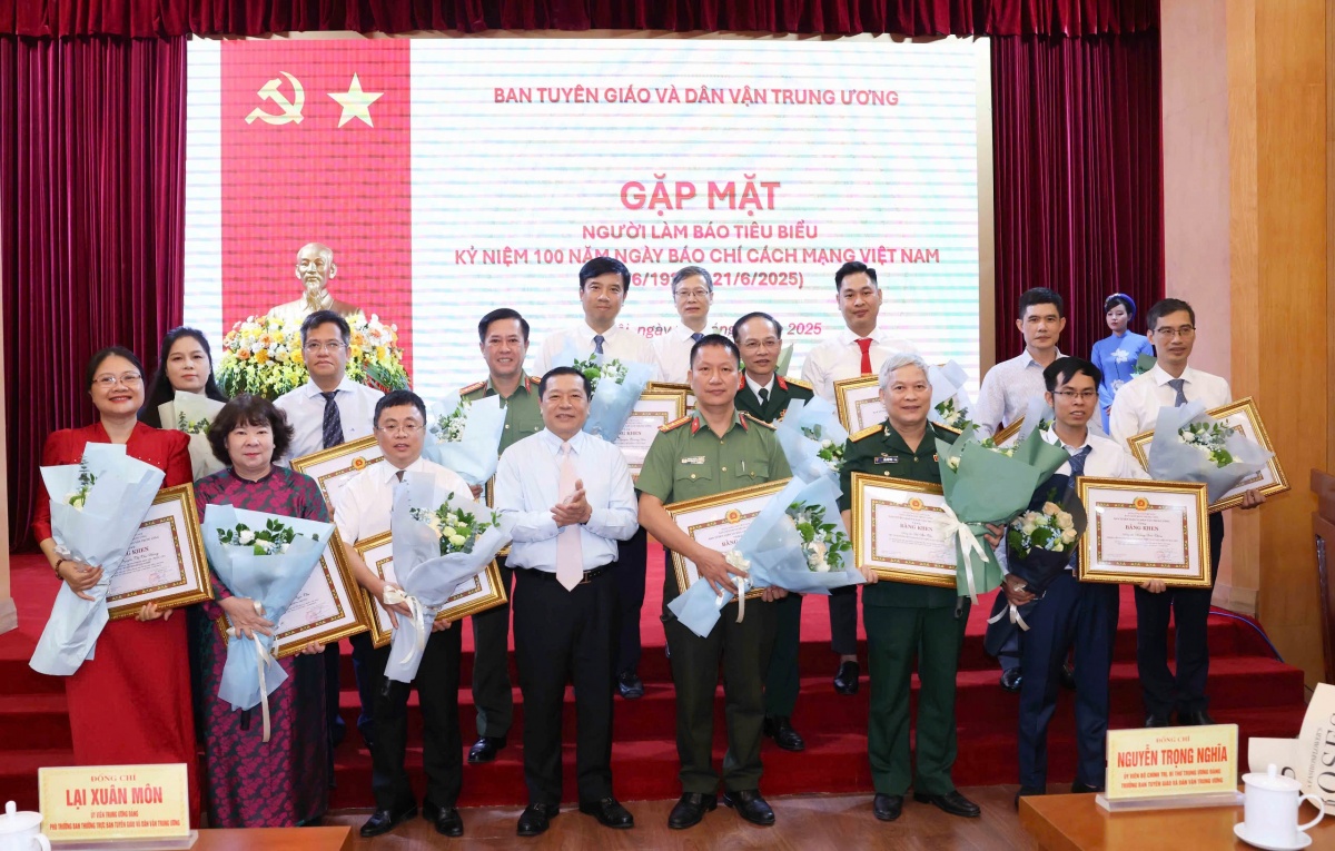 Gặp mặt nhà báo tiêu biểu nhân Kỷ niệm 100 năm Ngày Báo chí Cách mạng Việt Nam Gặp mặt nhà báo tiêu biểu nhân Kỷ niệm 100 năm Ngày Báo chí Cách mạng Việt Nam