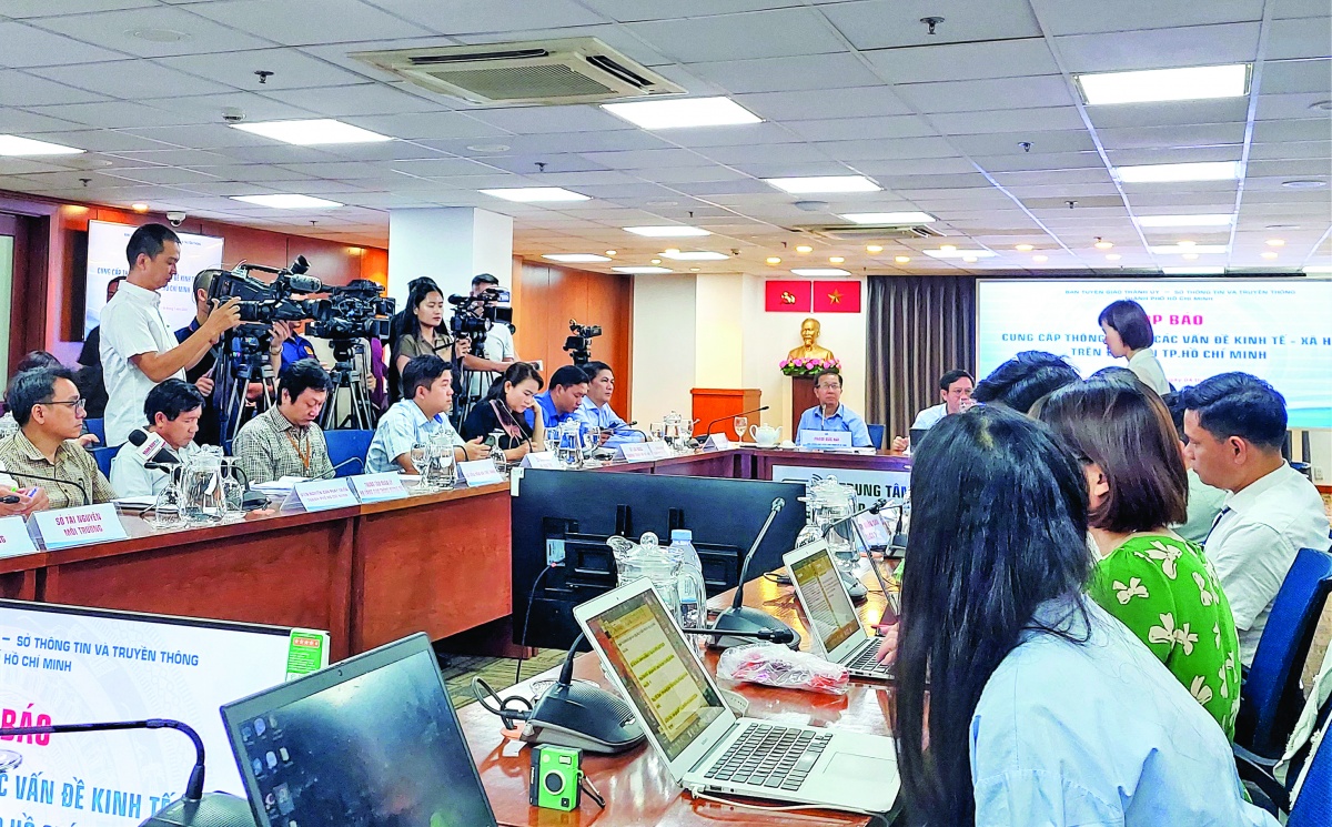 Phóng viên tác nghiệp tại một buổi họp báo Phóng viên tác nghiệp tại một buổi họp báo