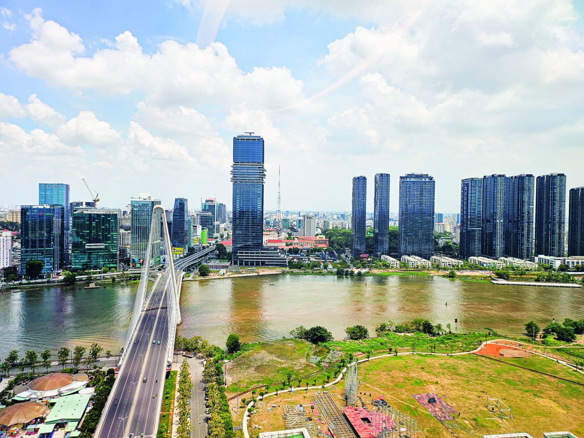Với không gian phát triển mở rộng và hạ tầng giao thông được đầu tư mạnh, thị trường bất động sản sẽ được hưởng lợi, kéo theo nhu cầu vốn và tín dụng tăng trưởng Với không gian phát triển mở rộng và hạ tầng giao thông được đầu tư mạnh, thị trường bất động sản sẽ được hưởng lợi, kéo theo nhu cầu vốn và tín dụng tăng trưởng